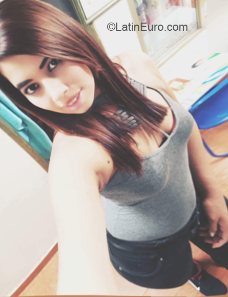 Date this attractive Colombia girl Natalia from Armenia CO23899