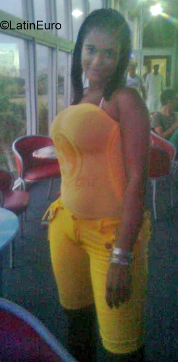 Date this stunning Cuba girl Yumi from Havana CU330