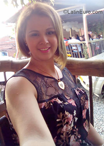 Date this attractive Colombia girl Maria from Medellin CO24005