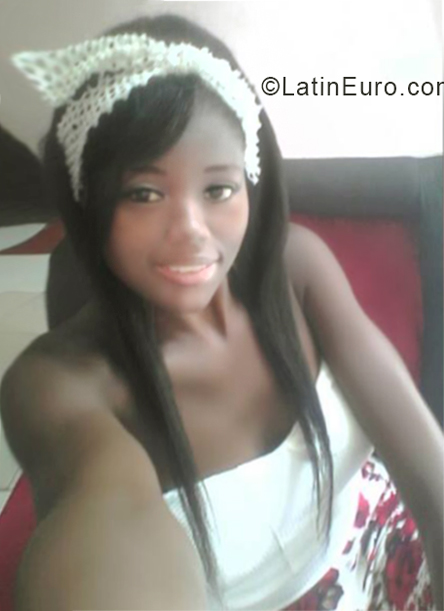 Date this attractive Colombia girl Luz from Cali CO24076