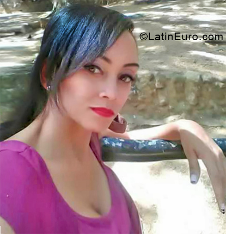 Date this hard body Colombia girl Amanda from Cali CO24138