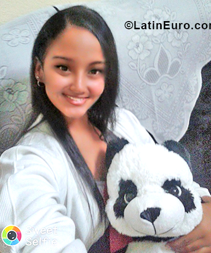 Date this sultry Cuba girl Maciel from Havana CU378