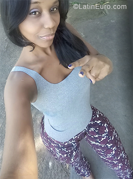 Date this good-looking Brazil girl Clia from Goias BR10665