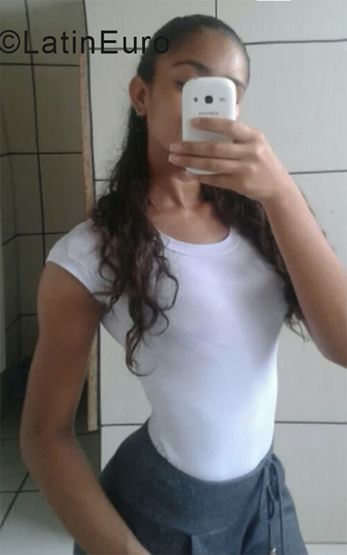 Date this funny Brazil girl Adrielly from Urucui BR10670