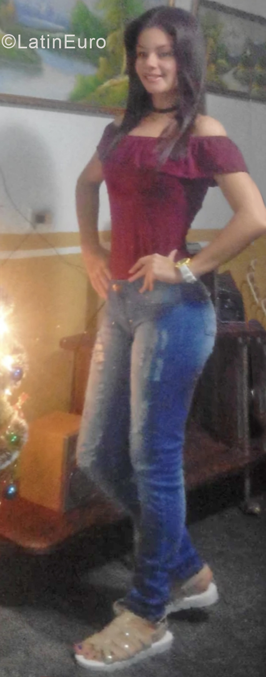 Date this happy Venezuela girl Karla from Maracaibo VE1945