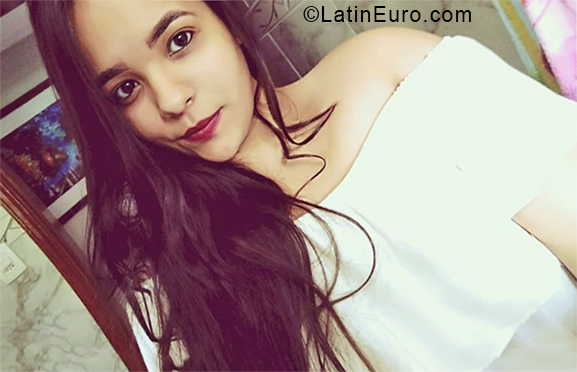 Date this charming Brazil girl Laura from Varginha BR10690