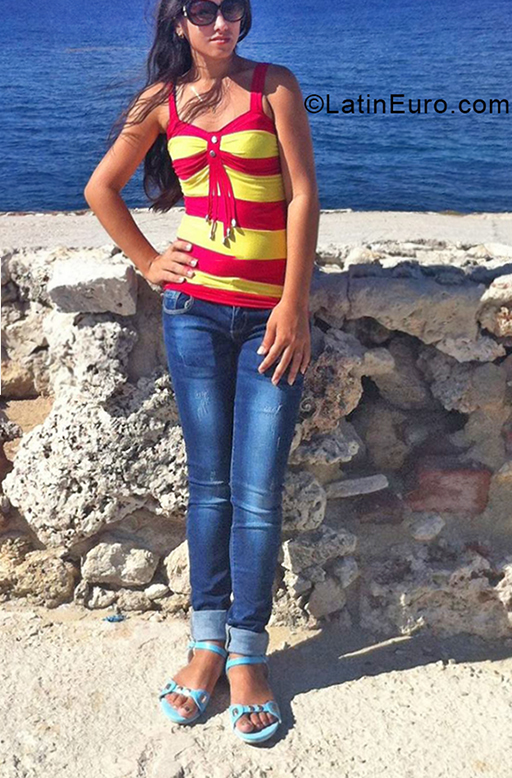 Date this pretty Cuba girl Heidy from Havana CU671