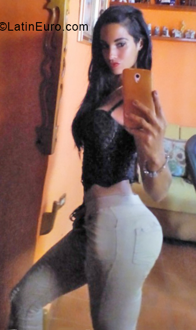 Date this attractive Cuba girl Adianne from Havana CU434