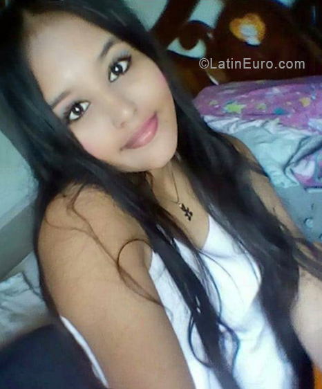 Date this pretty Venezuela girl Aria from caracas VE2035