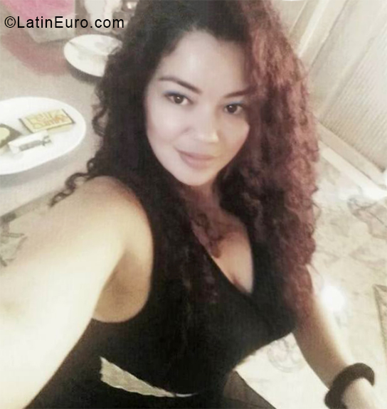 Date this gorgeous Colombia girl Veronica from Santa Marta CO24831