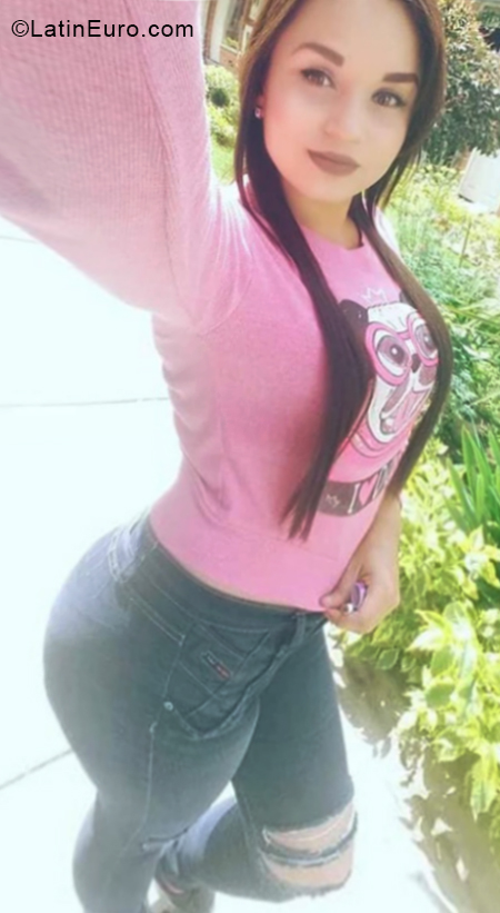 Date this foxy Colombia girl Yoselyn from Bogota CO24918