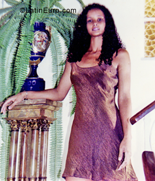 Date this sultry Cuba girl Mary from Havana CU481