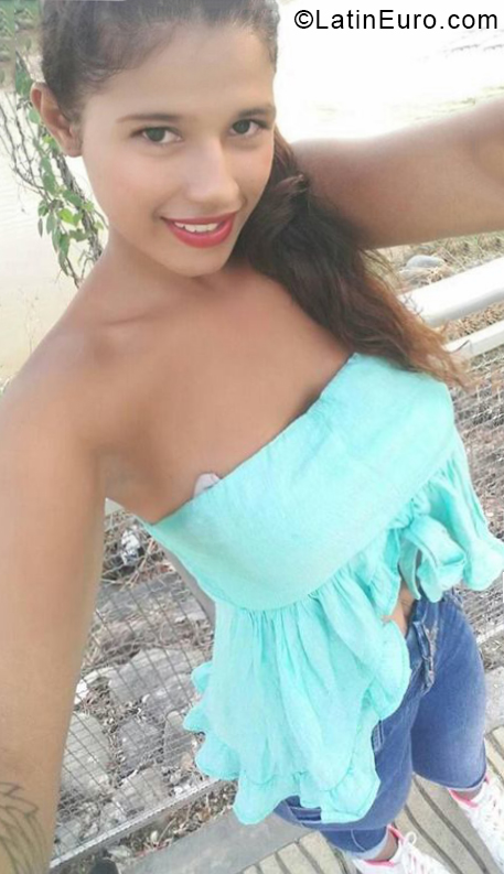 Date this beautiful Colombia girl Laura from Ibaque CO24943