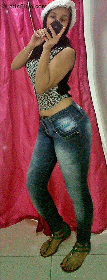 Date this sultry Venezuela girl Roselin from Valencia VE2215