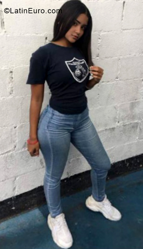 Date this georgeous Venezuela girl Lucia from Miranda VE2228