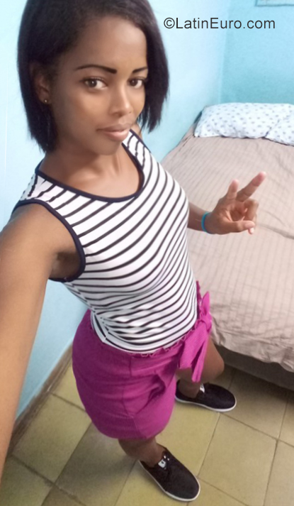 Date this nice looking Cuba girl Leyanis from Havana CU536