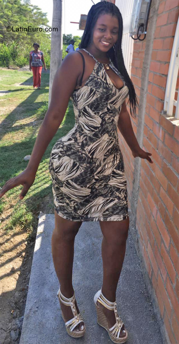 Date this nice looking Colombia girl Johana from Cali CO25755