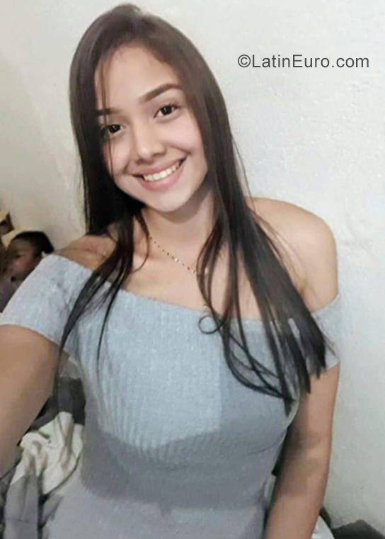 Date this attractive Venezuela girl Hilary from Barquisimeto VE2538