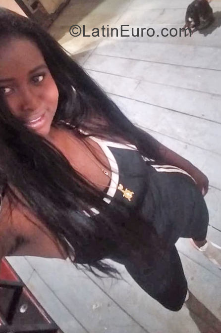 Date this nice looking Colombia girl Yendi from Bogota CO25847