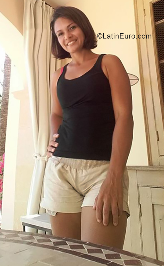 Date this beautiful Colombia girl Iremzul from Cartagena CO25869