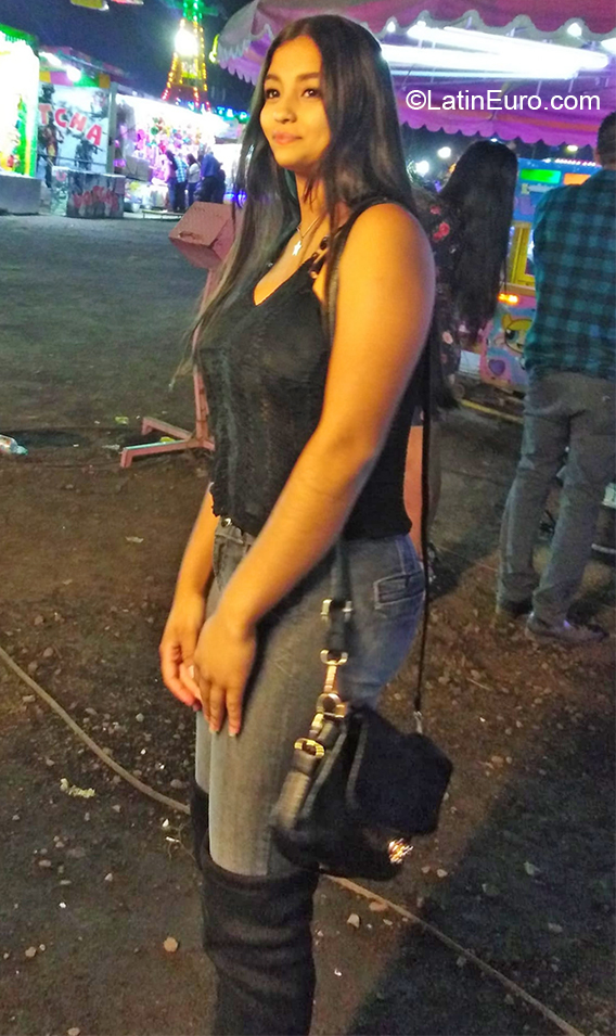 Date this hot Mexico girl Maryana from Guadalajara MX1676