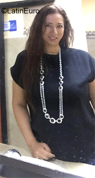 Date this attractive Ecuador girl Yesica from Tena EC377