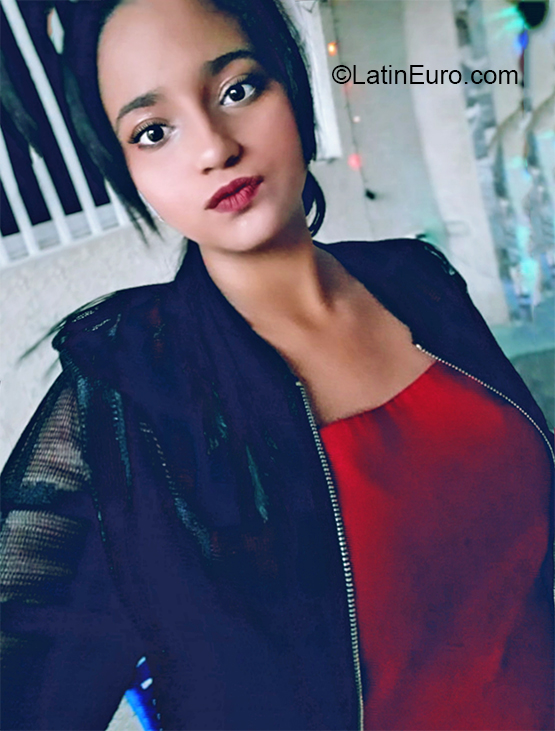Date this nice looking Venezuela girl Johanna from Maracaibo VE2754