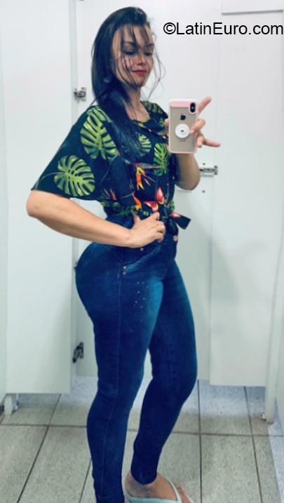 Date this voluptuous Brazil girl Renata from Baixo Guabdu BR10946