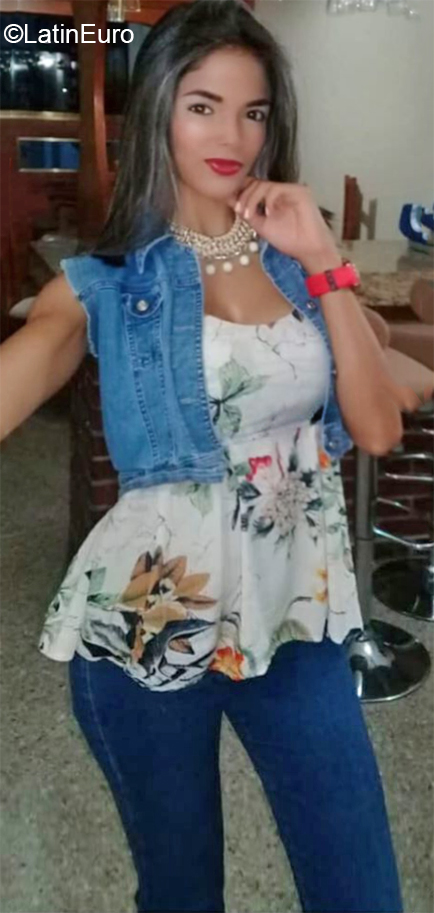 Date this voluptuous Venezuela girl Andrea from Caracas VE2759