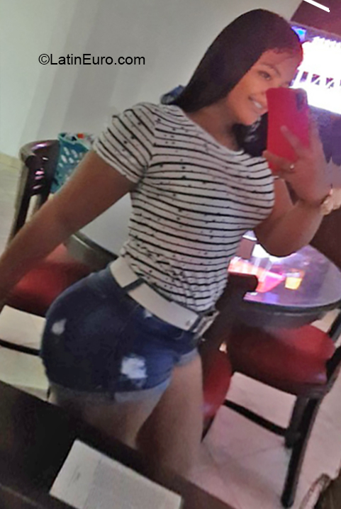 Date this hard body Colombia girl Alexandra from Medellin CO26233