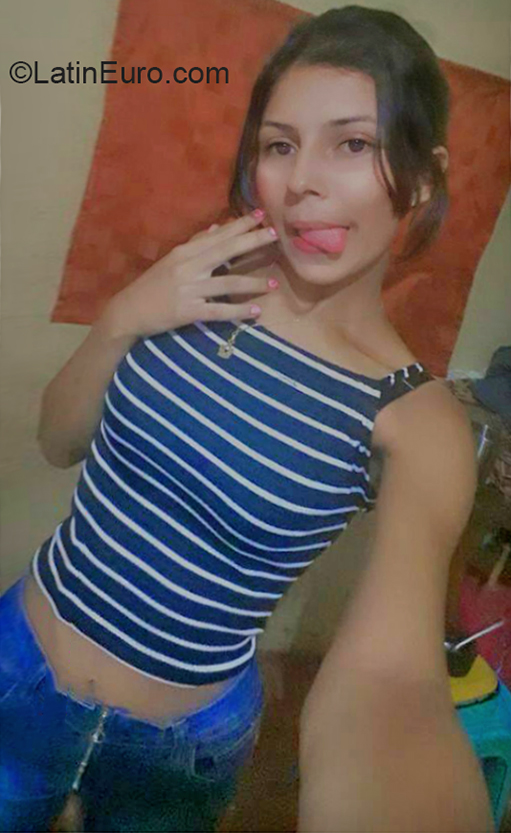 Date this pretty Venezuela girl Angelicadreams from Bolivar VE2767