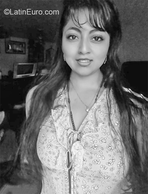 Date this sensual Ecuador girl Lorena from Quito EC403