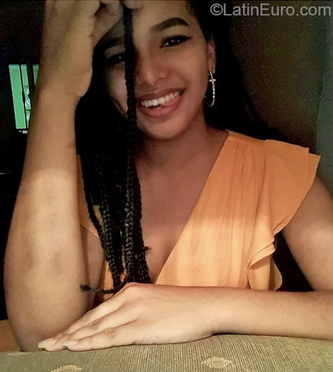Date this happy Dominican Republic girl Ashley from San Francisco de Macoris DO36982