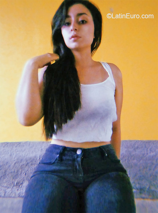 Date this nice looking Honduras girl Angela from San Pedro Sula HN2746