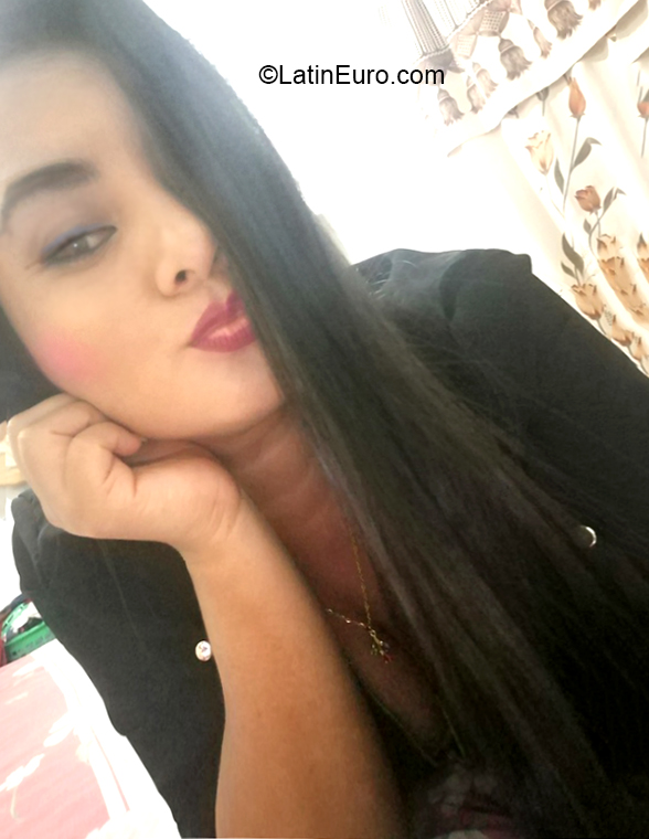 Date this sensual Ecuador girl Mariela from Santo Domingo EC416