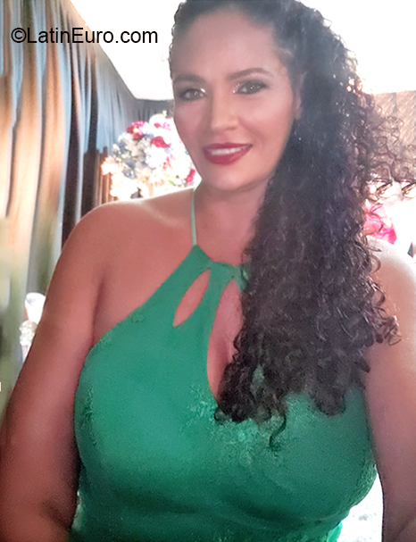 Date this attractive Brazil girl Edi from Palmas BR11042