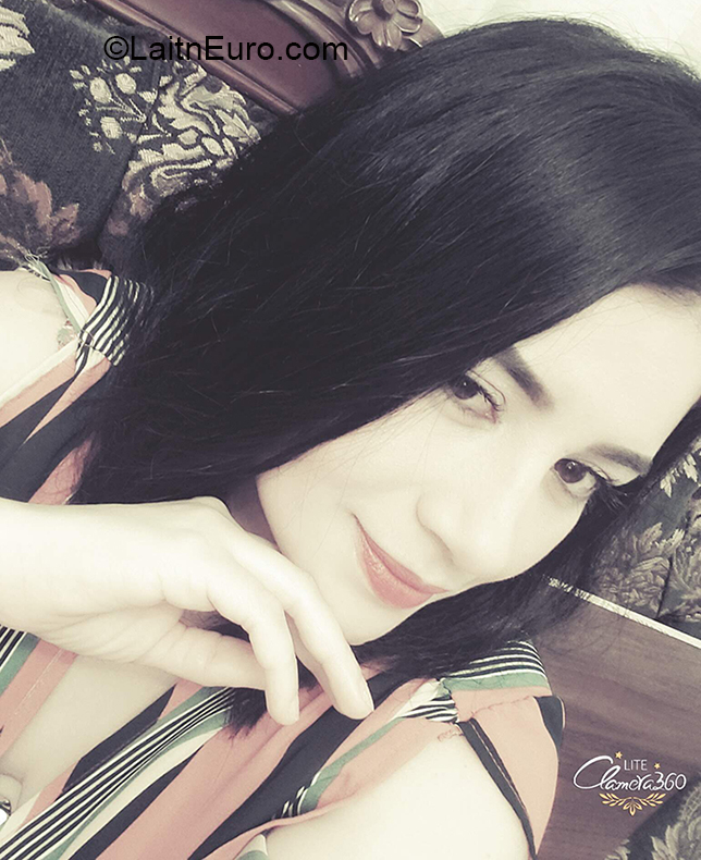 Date this sensual Ecuador girl Damaris from Quito EC434