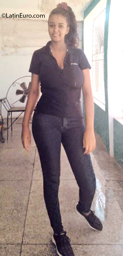 Date this nice looking Venezuela girl Sara from Cumana VE3027