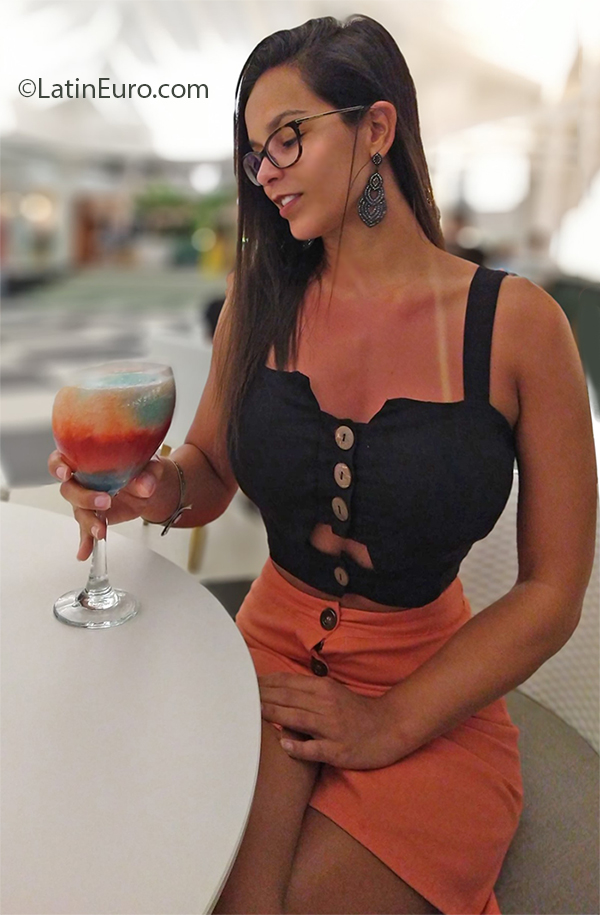 Date this pretty United Kingdom girl Bruna from Bristol GB1016