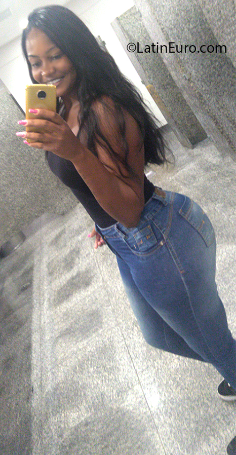 Date this sultry Brazil girl Mara from Rio de Janeiro BR11093