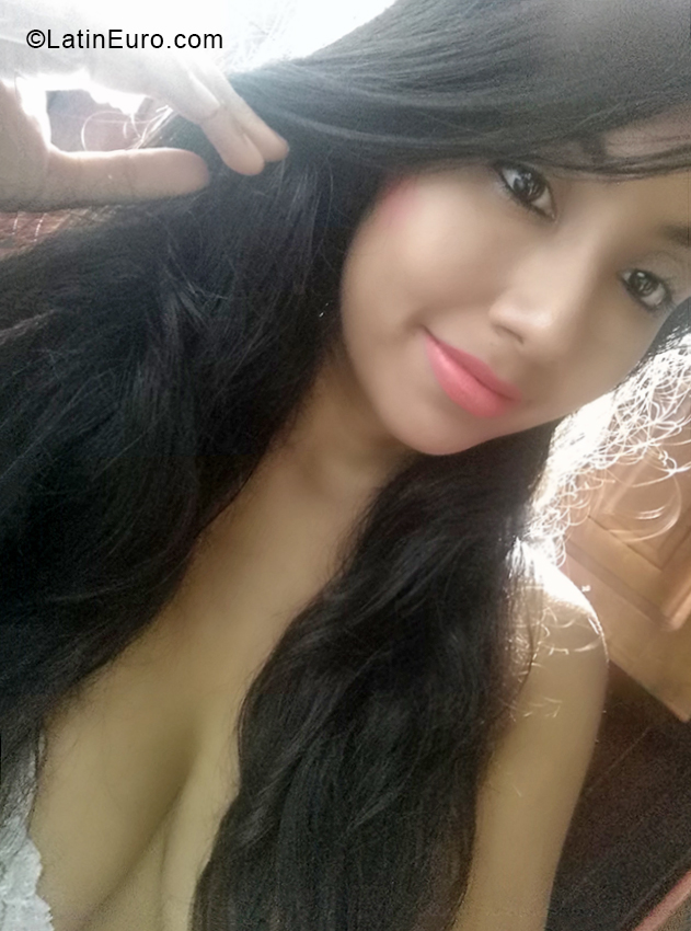 Date this lovely Ecuador girl Sara from Quito EC477