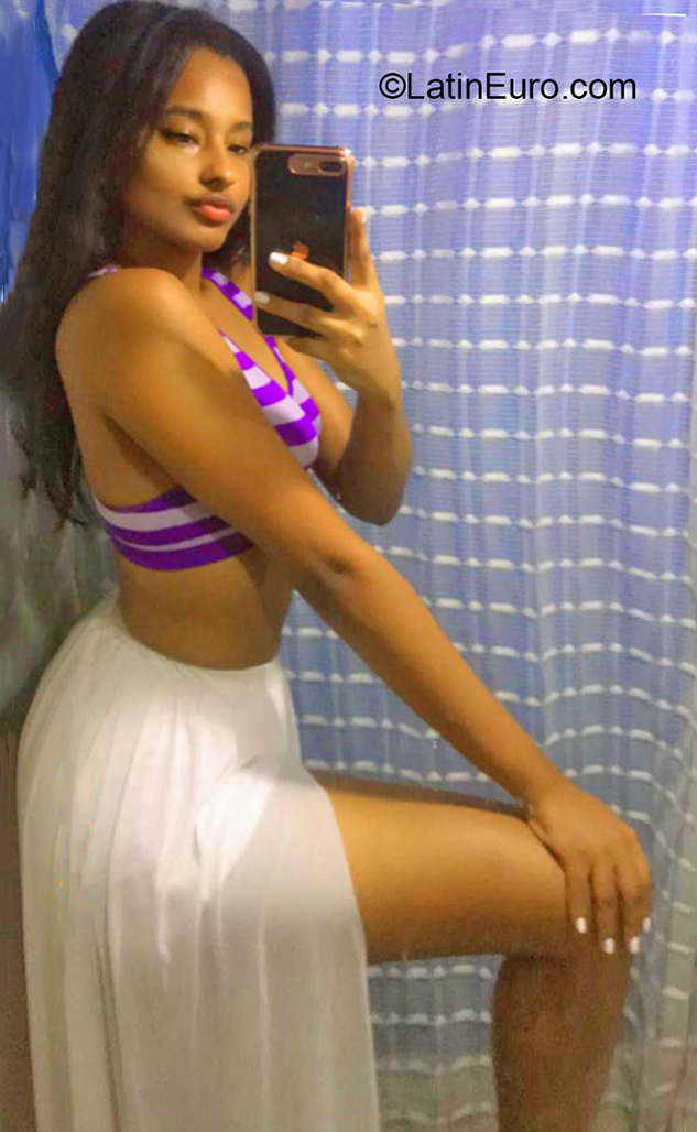 Date this tall Dominican Republic girl Ana from La Vega DO38002