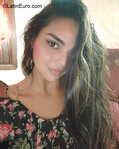 Date this sultry Venezuela girl Nioska from Caracas VE3178