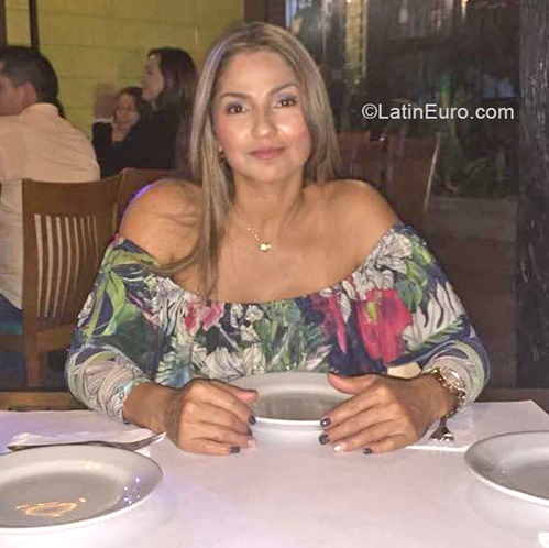 Date this georgeous Colombia girl Rocio from Cali CO27332