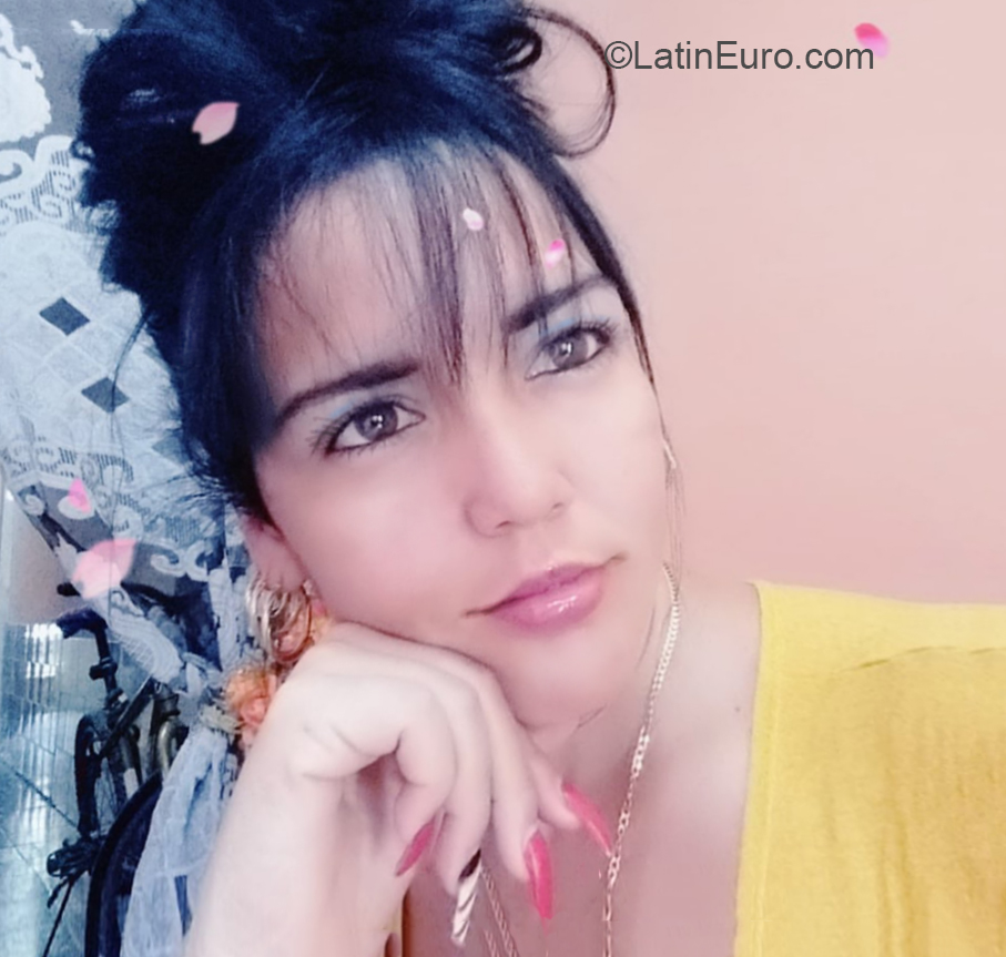 Date this beautiful Cuba girl Mara from Camaguey CU684