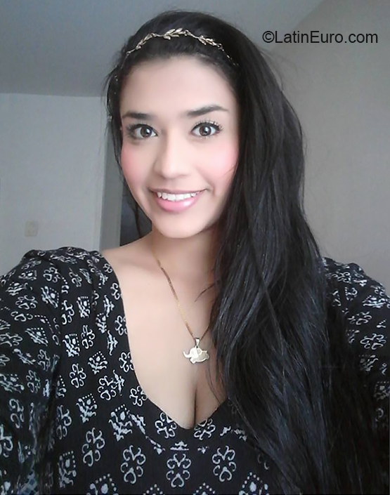 Date this attractive Colombia girl Alexandra from Bucaramanga CO27345