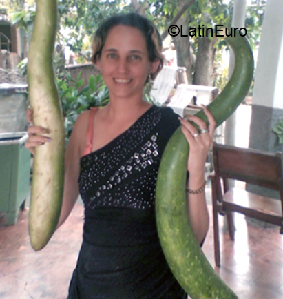 Date this voluptuous Cuba girl Shey from Cienfuegos CU691