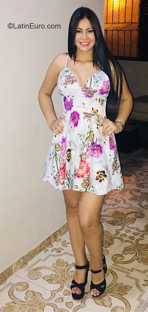 Date this georgeous Colombia girl Daniela from Bogota CO27695