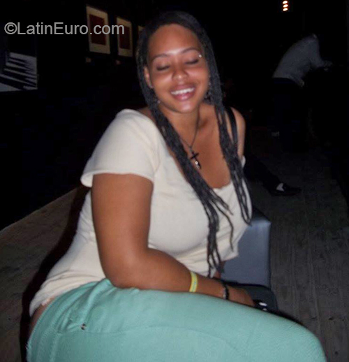 Date this happy Cuba girl Yanet from Havana CU704