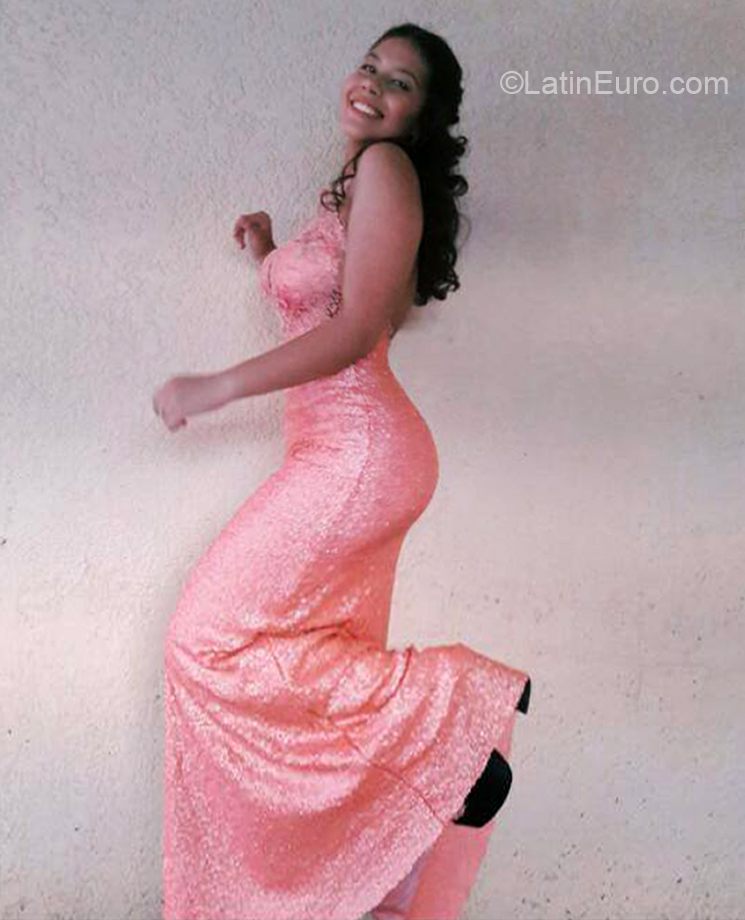 Date this attractive Argentina girl Angeles from San juan AR465